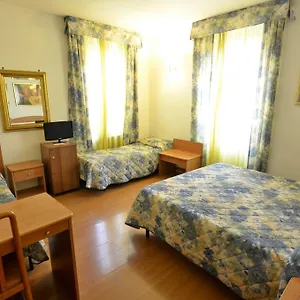 Hotell Tirreno, Rom